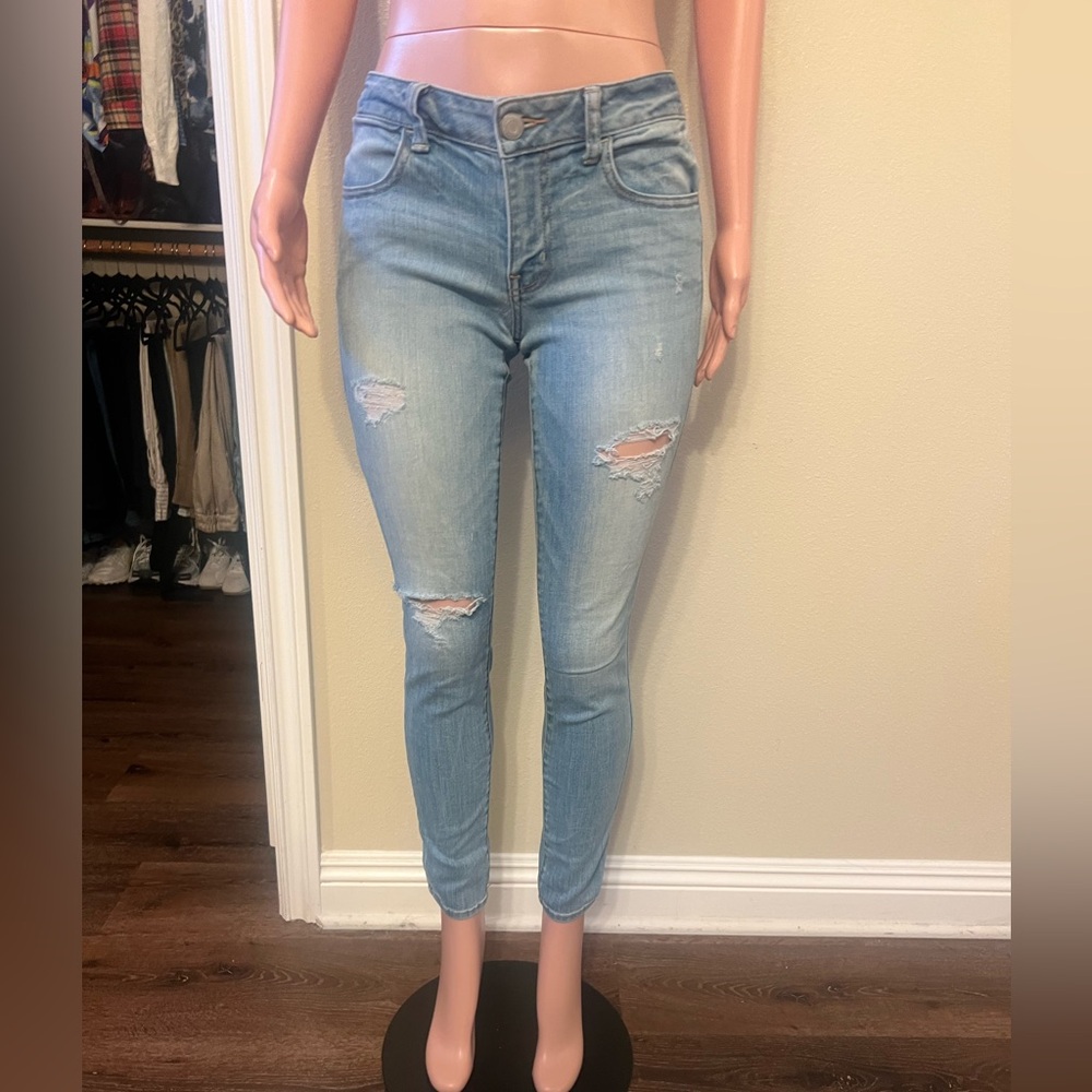 American Eagle Light Blue Distressed Skinny Jeans. Size 6. Great Stretch & Fit.